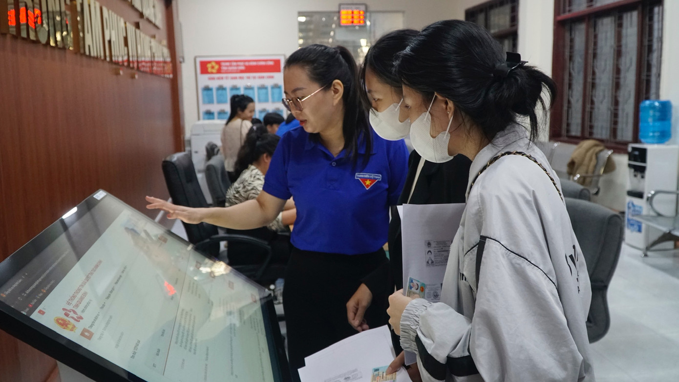 Các bạn đoàn viên hướng dẫn người dân thực hiện các thao tác để tiếp cận dịch vụ công.