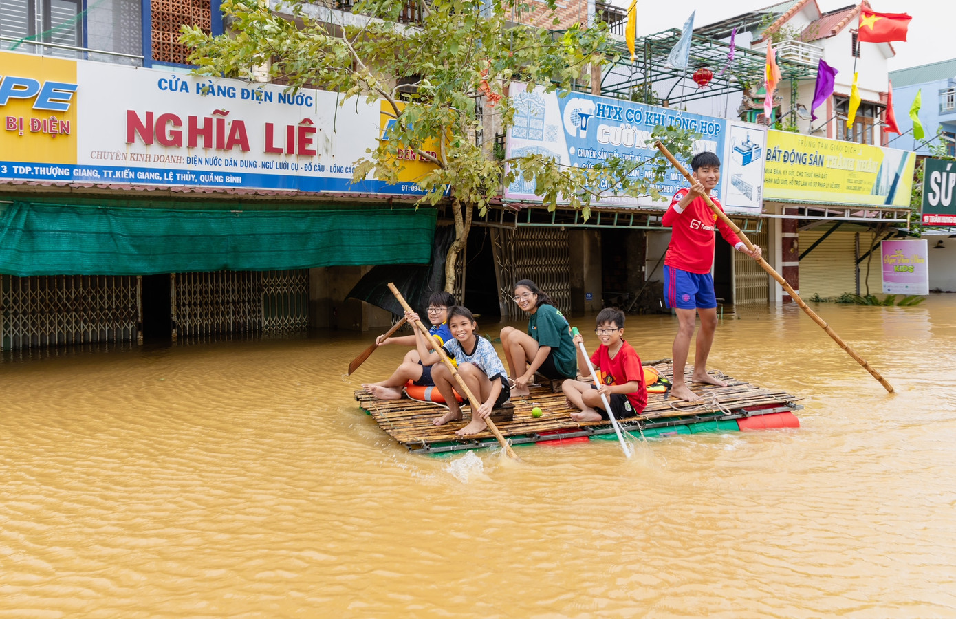 Người dân rốn lũ Quảng Bình vẫn lạc quan, bình tĩnh vượt qua thiên tai khắc nghiệt. Người dân rốn lũ Quảng Bình vẫn lạc quan, bình tĩnh vượt qua thiên tai khắc nghiệt.