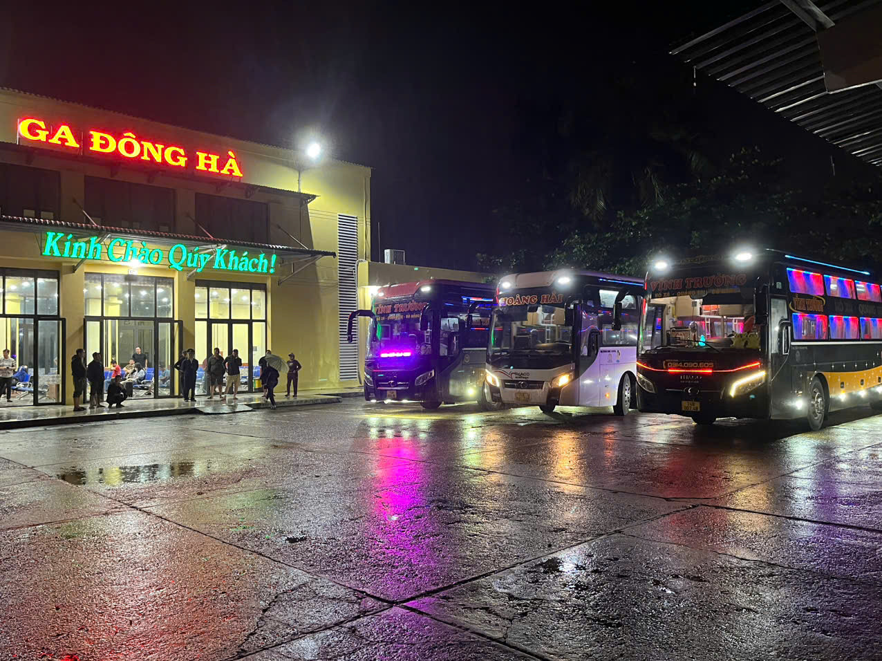 Ngành đường sắt dùng ô tô để chuyển tải hành khách từ ga Đông Hà ra ga Đồng Hới. Ngành đường sắt dùng ô tô để chuyển tải hành khách từ ga Đông Hà ra ga Đồng Hới.