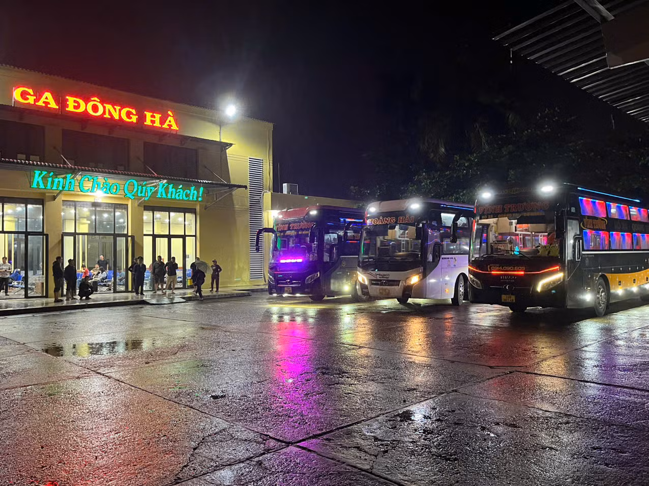 Ngành đường sắt dùng ô tô để chuyển tải hành khách từ ga Đông Hà ra ga Đồng Hới. Ngành đường sắt dùng ô tô để chuyển tải hành khách từ ga Đông Hà ra ga Đồng Hới.