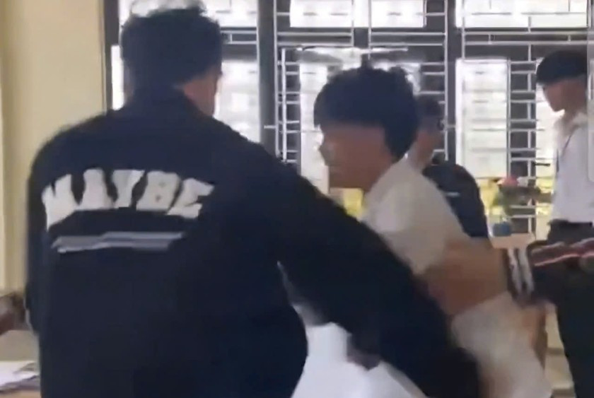 Hình ảnh thời điểm K bị đánh được các bạn ghi lại. Hình ảnh thời điểm K bị đánh được các bạn ghi lại.