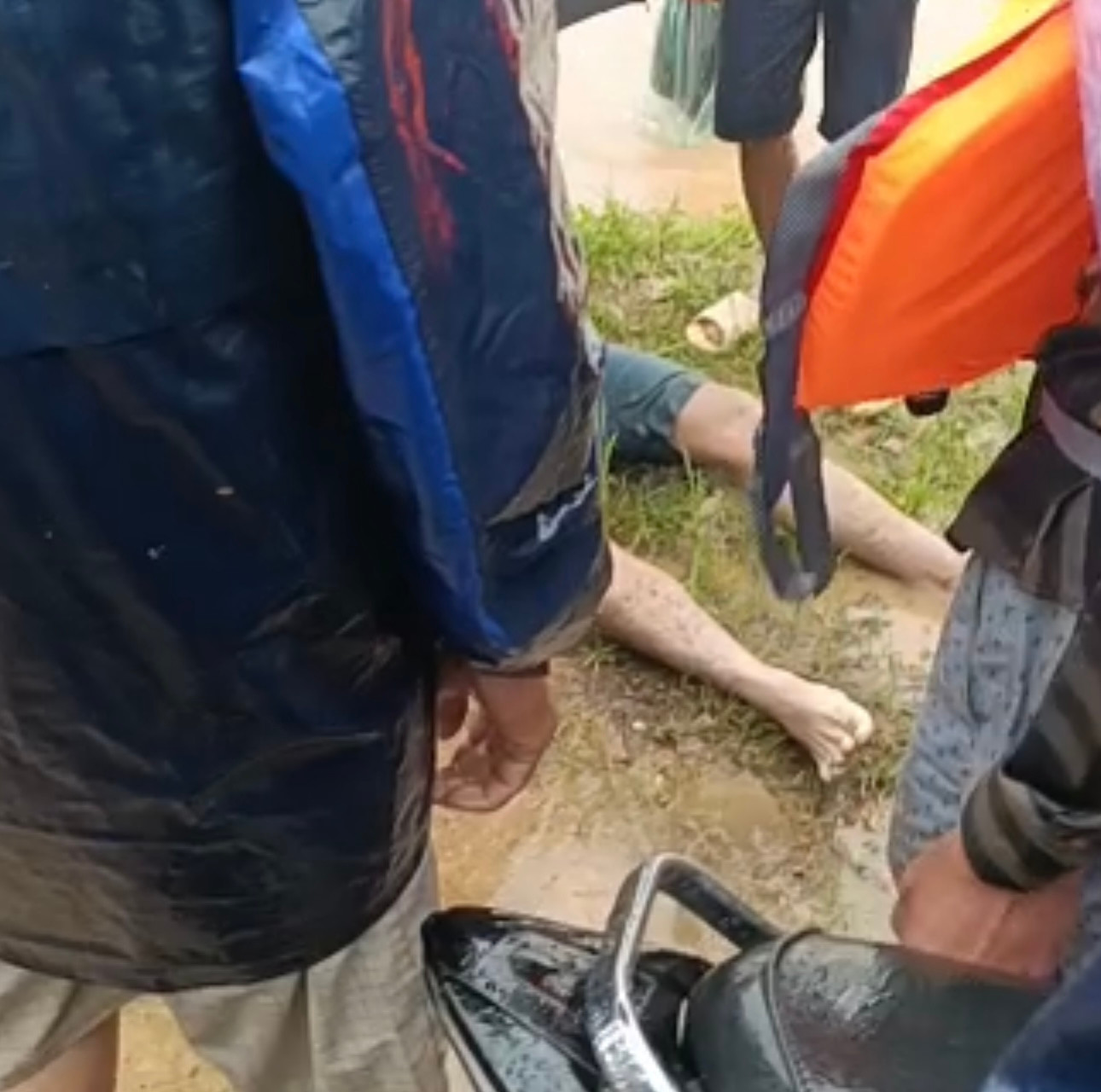 Thi thể nạn nhân được tìm thấy và đưa lên bờ. Thi thể nạn nhân được tìm thấy và đưa lên bờ.