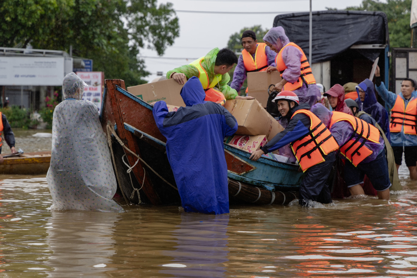 Bơ nan làng biển bãi ngang được đánh giá là phương tiện cơ động số 1 trong cứu hộ, cứu trợ lũ lụt. Trong trận lũ lịch sử vừa qua ở miền Bắc, người dân vùng bãi ngang Ngư Thuỷ đã mang bơ nan ra Bắc cứu hộ và cứu trợ rất hiệu quả. Bơ nan làng biển bãi ngang được đánh giá là phương tiện cơ động số 1 trong cứu hộ, cứu trợ lũ lụt. Trong trận lũ lịch sử vừa qua ở miền Bắc, người dân vùng bãi ngang Ngư Thuỷ đã mang bơ nan ra Bắc cứu hộ và cứu trợ rất hiệu quả.