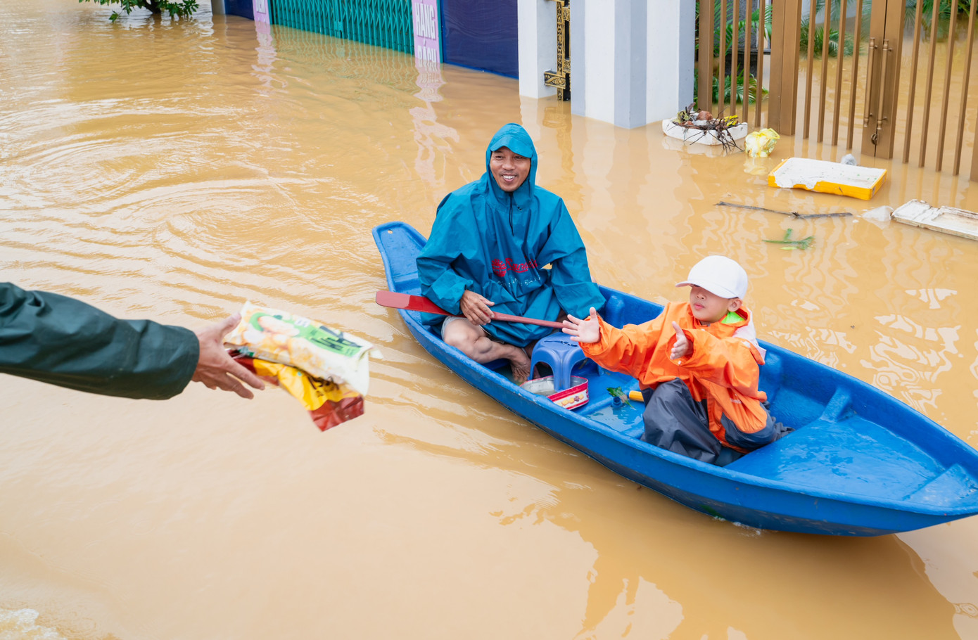 Những đứa trẻ vùng rốn lũ Những đứa trẻ vùng rốn lũ