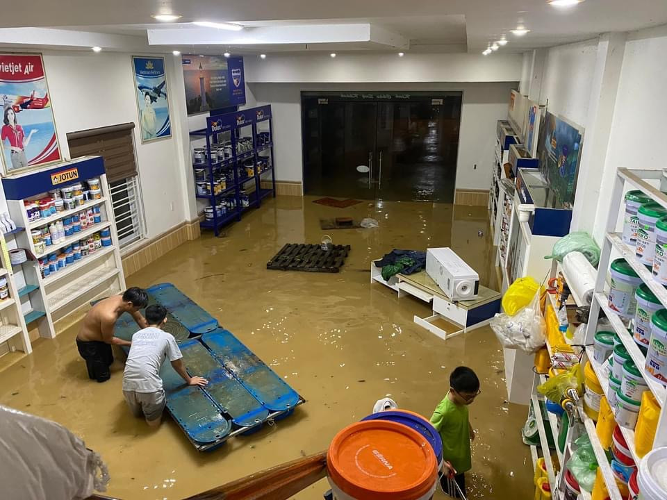 Nước lên nhanh khiến gia đình anh Trần Xuân và nhiều hộ gia đình khác ở thị trấn Kiến Giang trở tay không kịp.