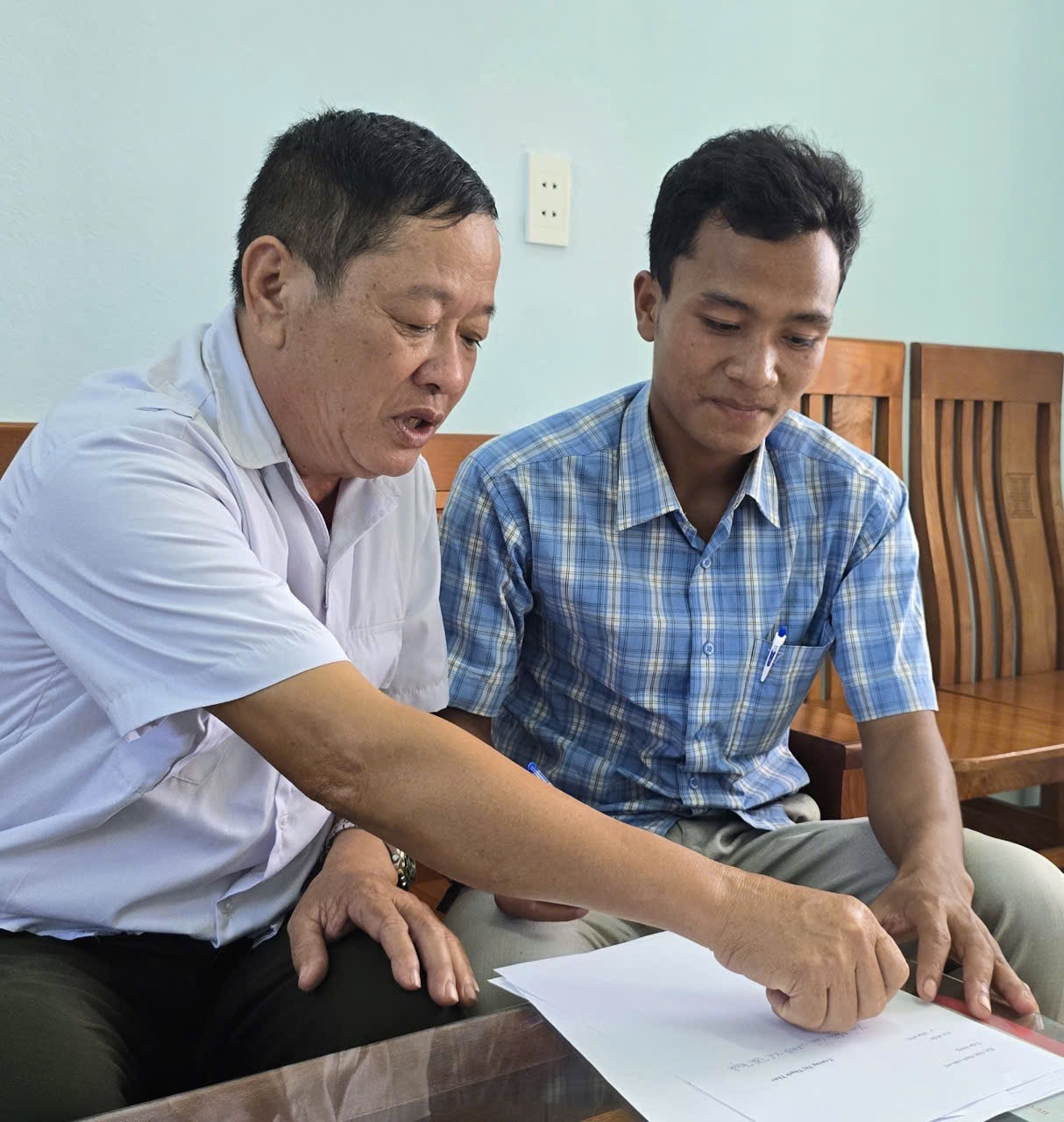 Ông Nguyễn Chí Sỹ và Đinh Chai trong một lần gặp lại. Ông Nguyễn Chí Sỹ và Đinh Chai trong một lần gặp lại.