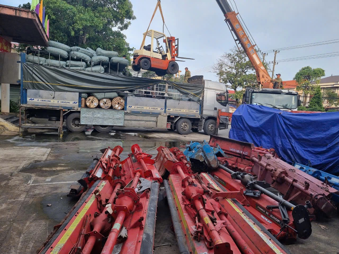 Lượng máy móc đã qua sử dụng, sản xuất ở nước ngoài, không có giấy tờ hợp pháp