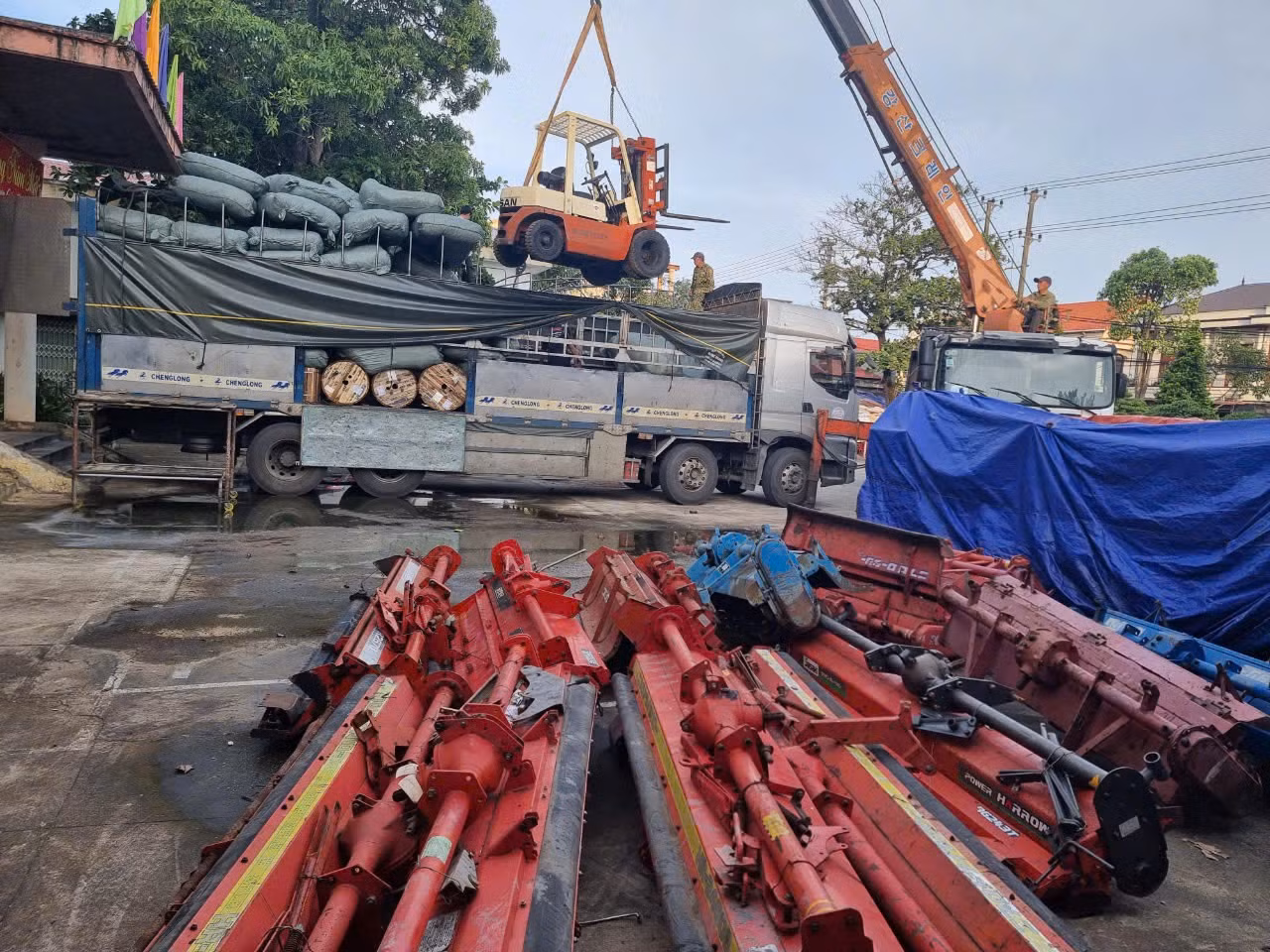 Lượng máy móc đã qua sử dụng, sản xuất ở nước ngoài, không có giấy tờ hợp pháp