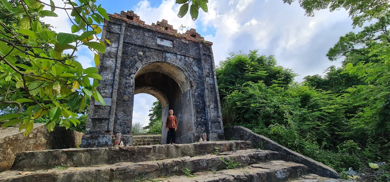Cổng Hoành Sơn Quan trên đỉnh đèo Ngang. Cổng Hoành Sơn Quan trên đỉnh đèo Ngang.