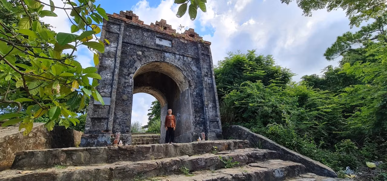 Cổng Hoành Sơn Quan trên đỉnh đèo Ngang.