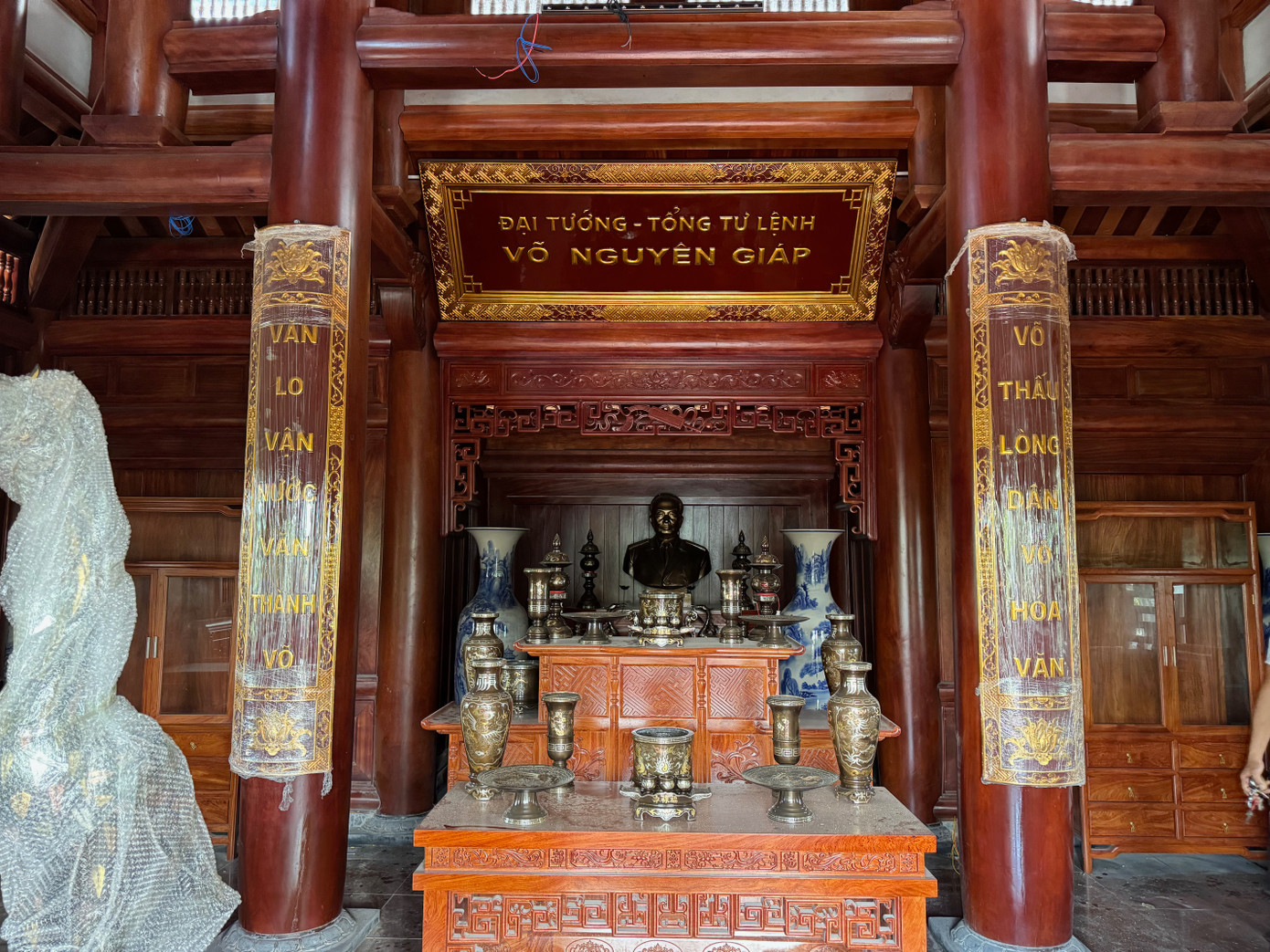 Một số hiện vật đã được sắp đặt trong Nhà tưởng niệm đang xây dựng. Một số hiện vật đã được sắp đặt trong Nhà tưởng niệm đang xây dựng.