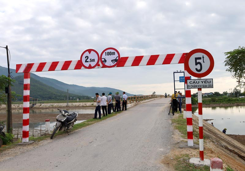 Lắp đặt khung hạn chế tĩnh không hai đầu cầu.