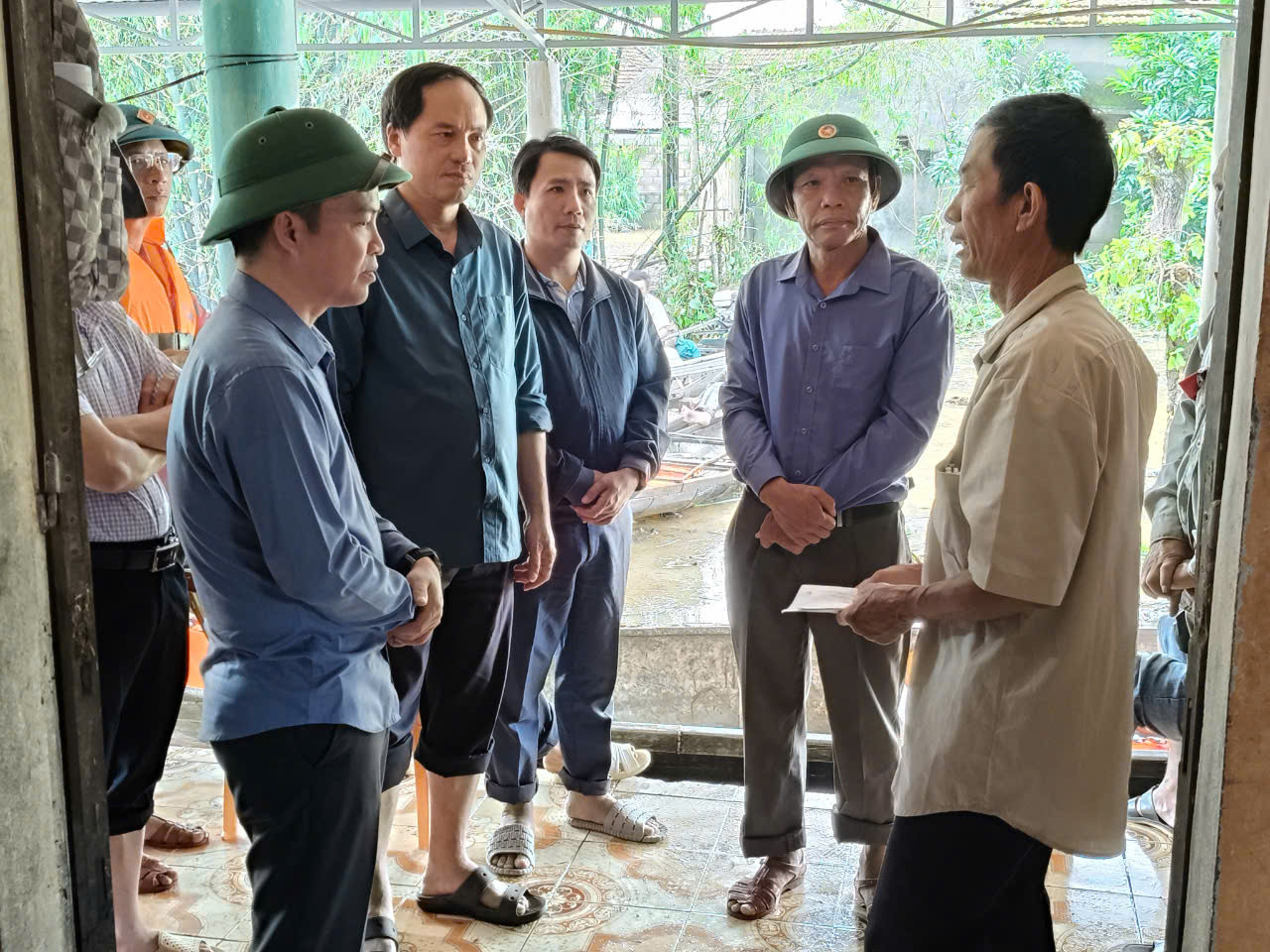 Lãnh đạo địa phương đến thăm hỏi, động viên gia đình. Lãnh đạo địa phương đến thăm hỏi, động viên gia đình.