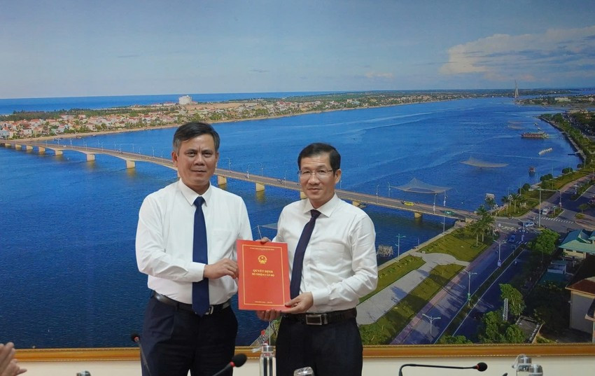 Chủ tịch UBND tỉnh Quảng Bình Trần Thắng trao quyết định bổ nhiệm cho ông Nguyễn Đức Cường.