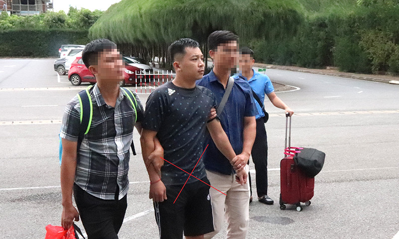 Phạm Anh Trường bị dẫn giải bằng đường hàng không về Quảng Bình để phục vụ điều tra.