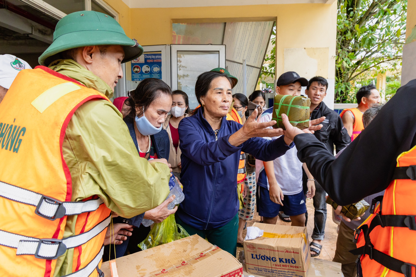 Những chiếc bánh chưng, những chai nước sạch đã kịp thời đến với người dân vùng lũ. Những chiếc bánh chưng, những chai nước sạch đã kịp thời đến với người dân vùng lũ.
