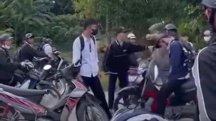 Vụ bạo lực tại Trường THPT Tuyên Hóa. Ảnh cắt từ clip.