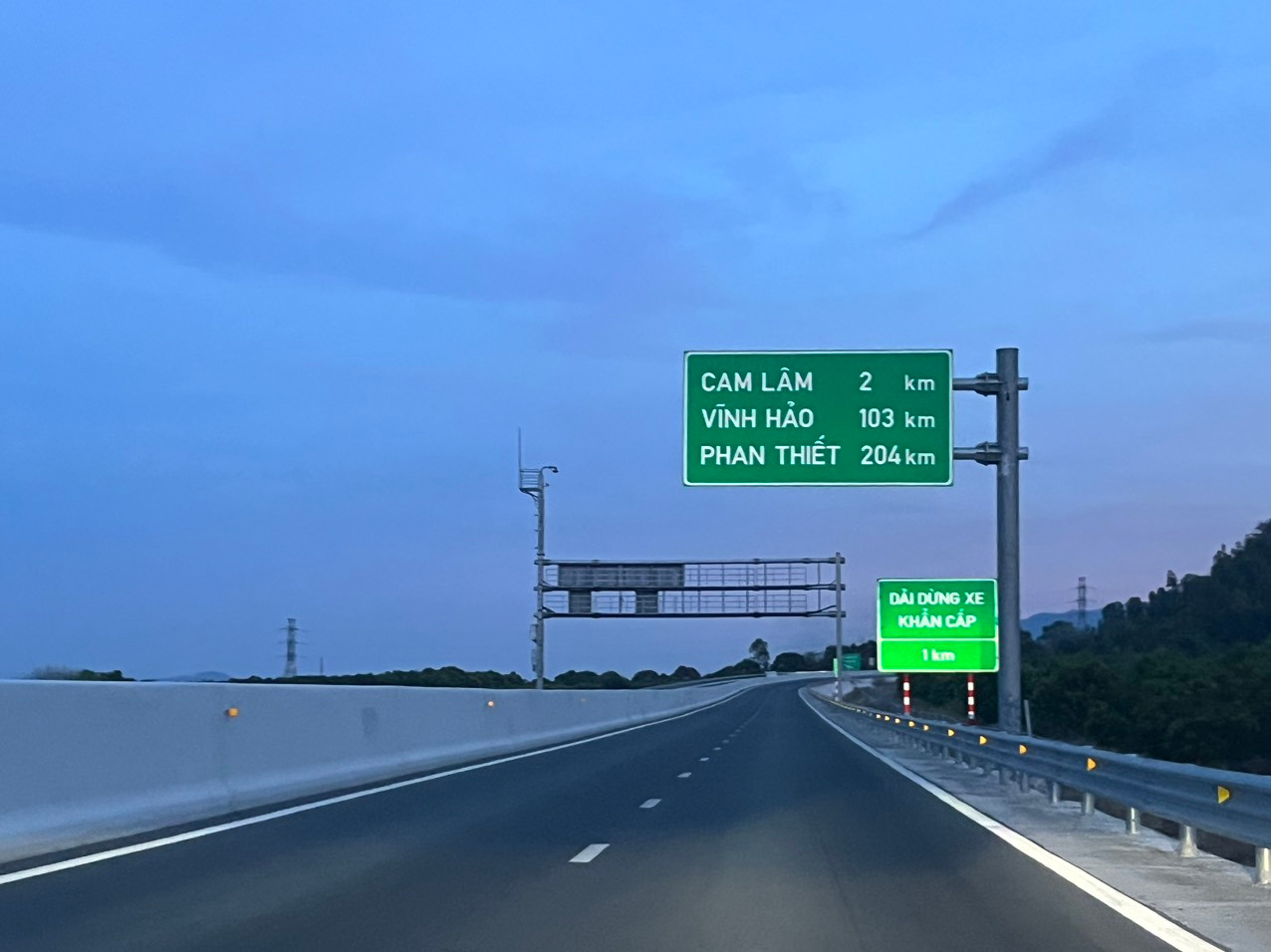 Tổng kinh phí đầu tư tuyến cao tốc là hơn 7.600 tỷ đồng và được đưa vào khai thác từ tháng 5/2023.