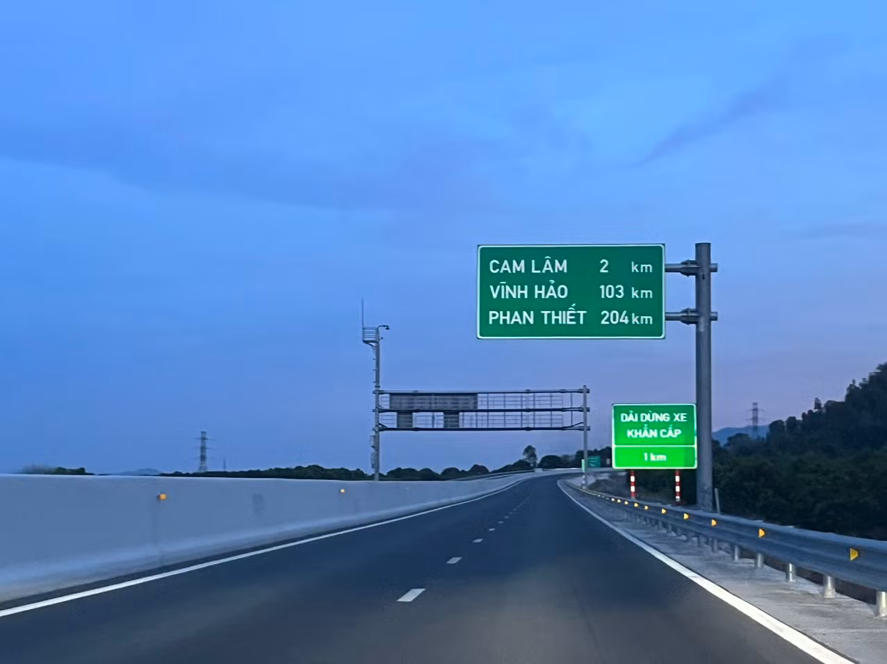 Tổng kinh phí đầu tư tuyến cao tốc là hơn 7.600 tỷ đồng và được đưa vào khai thác từ tháng 5/2023.