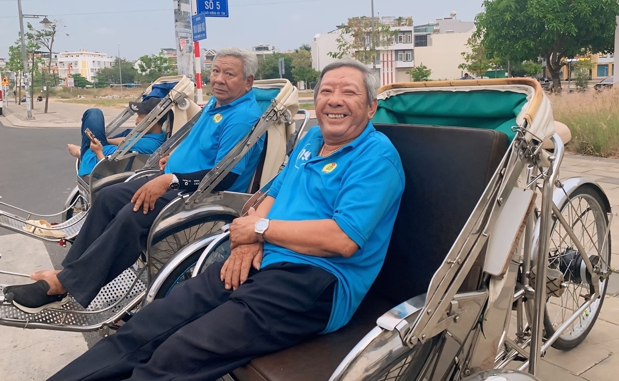Các thành viên Tổ 3 của Nghiệp đoàn Xích lô du lịch Nha Trang.