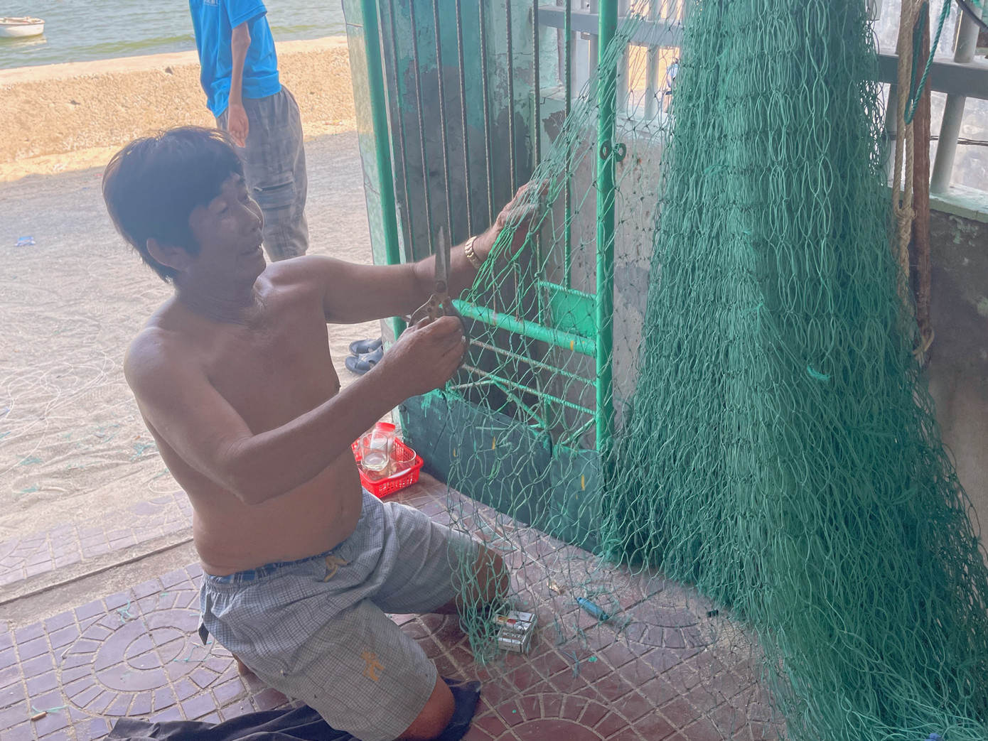 Ông Nguyễn Văn Bình (ngư dân 40 năm đi biển tại làng chài Sơn Hải) chia sẻ: “Nghề chính của người dân nơi đây là đi biển đánh bắt hải sản. Cái nghề tuy có khổ, vất vả nhưng đã đem lại cho người dân nơi đây một cuộc sống ổn định. Nghề đi biển ở đây chia ra làm hai dạng, đầu tiên là đánh bắt gần bờ và thứ hai là nghề 'mành chụp', đi biển xa hơn và các hải sản đánh bắt cũng đa dạng hơn”. Ông Nguyễn Văn Bình (ngư dân 40 năm đi biển tại làng chài Sơn Hải) chia sẻ: “Nghề chính của người dân nơi đây là đi biển đánh bắt hải sản. Cái nghề tuy có khổ, vất vả nhưng đã đem lại cho người dân nơi đây một cuộc sống ổn định. Nghề đi biển ở đây chia ra làm hai dạng, đầu tiên là đánh bắt gần bờ và thứ hai là nghề 'mành chụp', đi biển xa hơn và các hải sản đánh bắt cũng đa dạng hơn”.