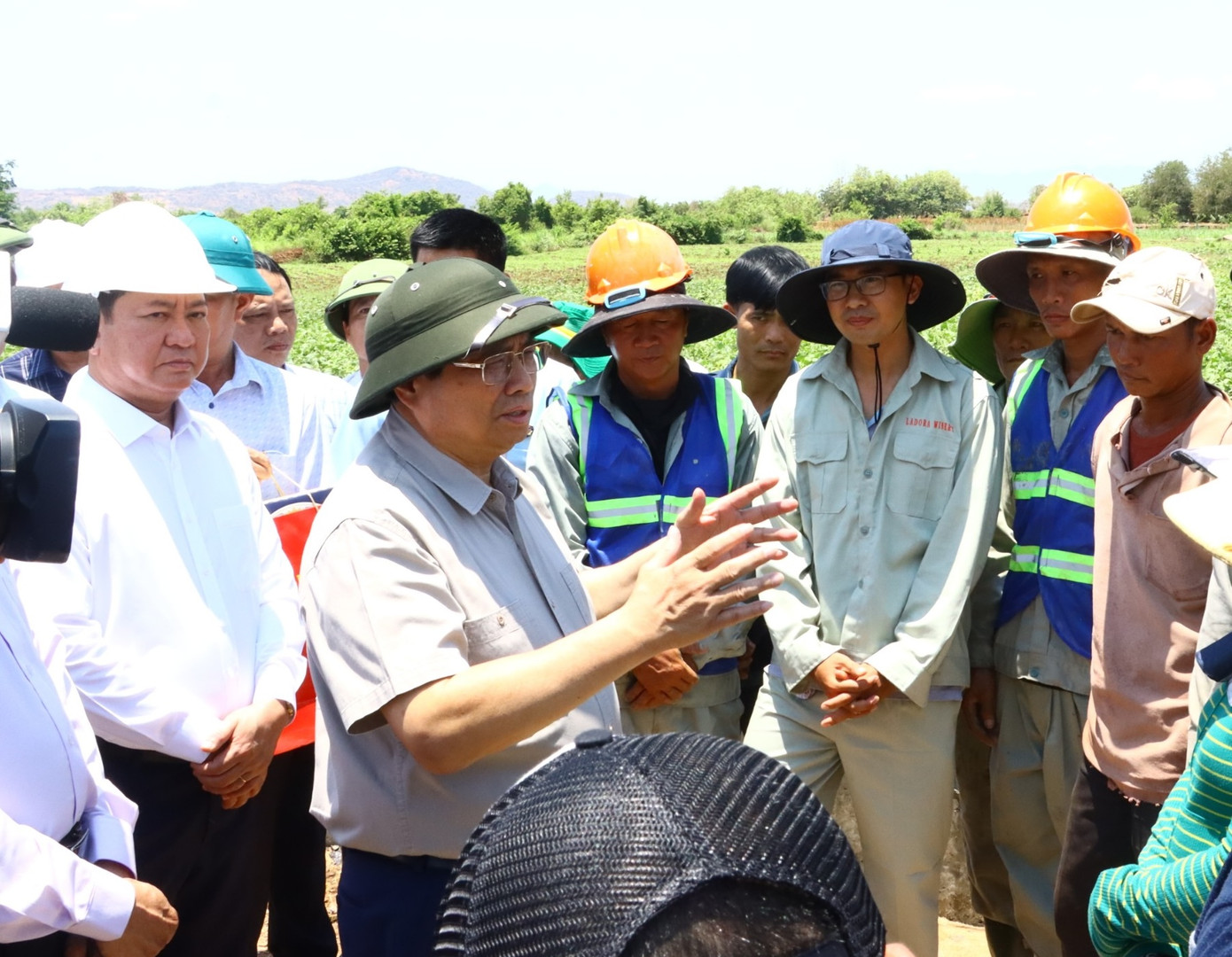 Thủ tướng Phạm Minh Chính thăm hỏi công nhân thi công trên công trường. Ảnh: Anh Tuấn. Thủ tướng Phạm Minh Chính thăm hỏi công nhân thi công trên công trường. Ảnh: Anh Tuấn.