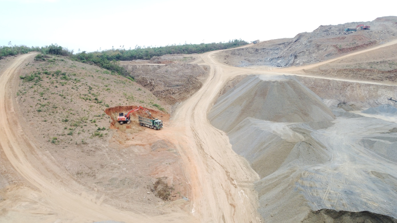 Xe máy đào và xe tải của nhà thầu thi công trên cao tốc Khánh Hòa - Buôn Ma Thuột.