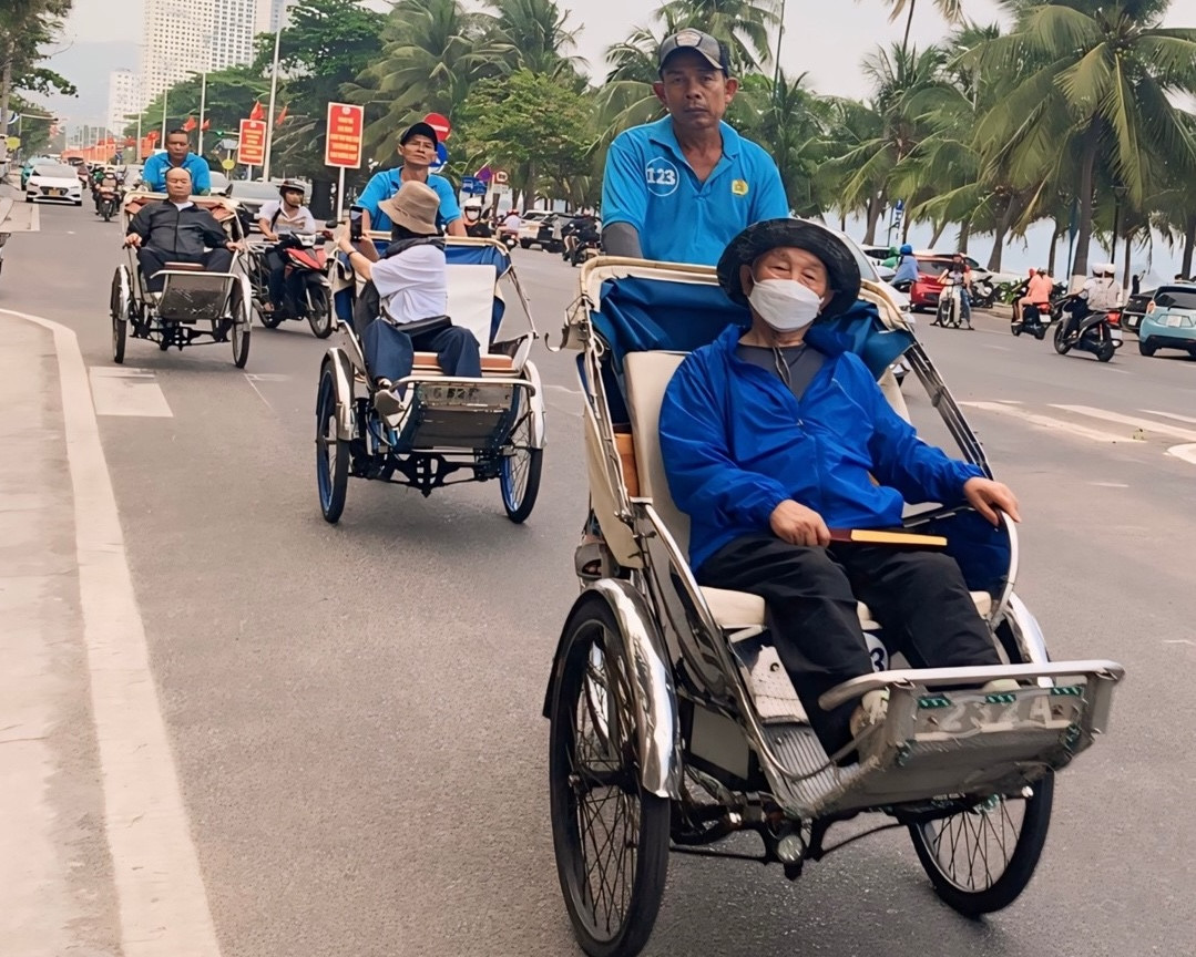 Các thành viên trong Nghiệp đoàn Xích lô du lịch Nha Trang chở tour khách Hàn Quốc.