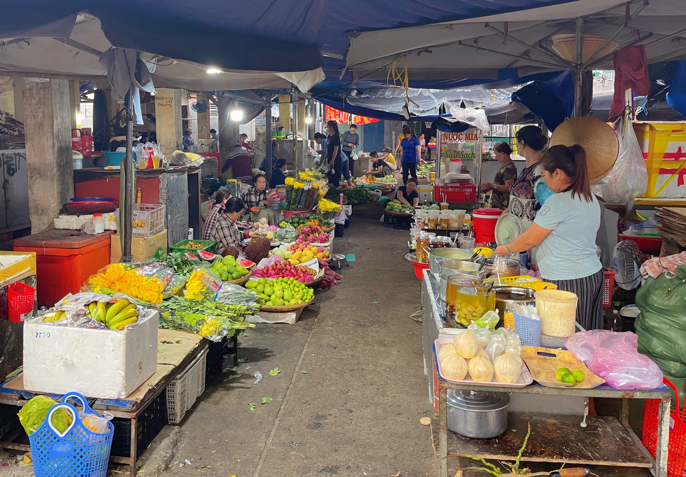 Ở trong phố biển Nha Trang khó mà bắt gặp được kiểu tiệm tạp hóa, quầy bánh kẹo mang hơi thở của thời gian như thế này. Ký ức tuổi thơ ùa về với những lần xin mẹ một hai nghìn để mua từng cây kẹo, bì bánh… Dù không phải là những món mắc tiền nhưng là cả một bầu trời tuổi thơ. Cuộc sống giản đơn như thế nhưng đong đầy hạnh phúc.