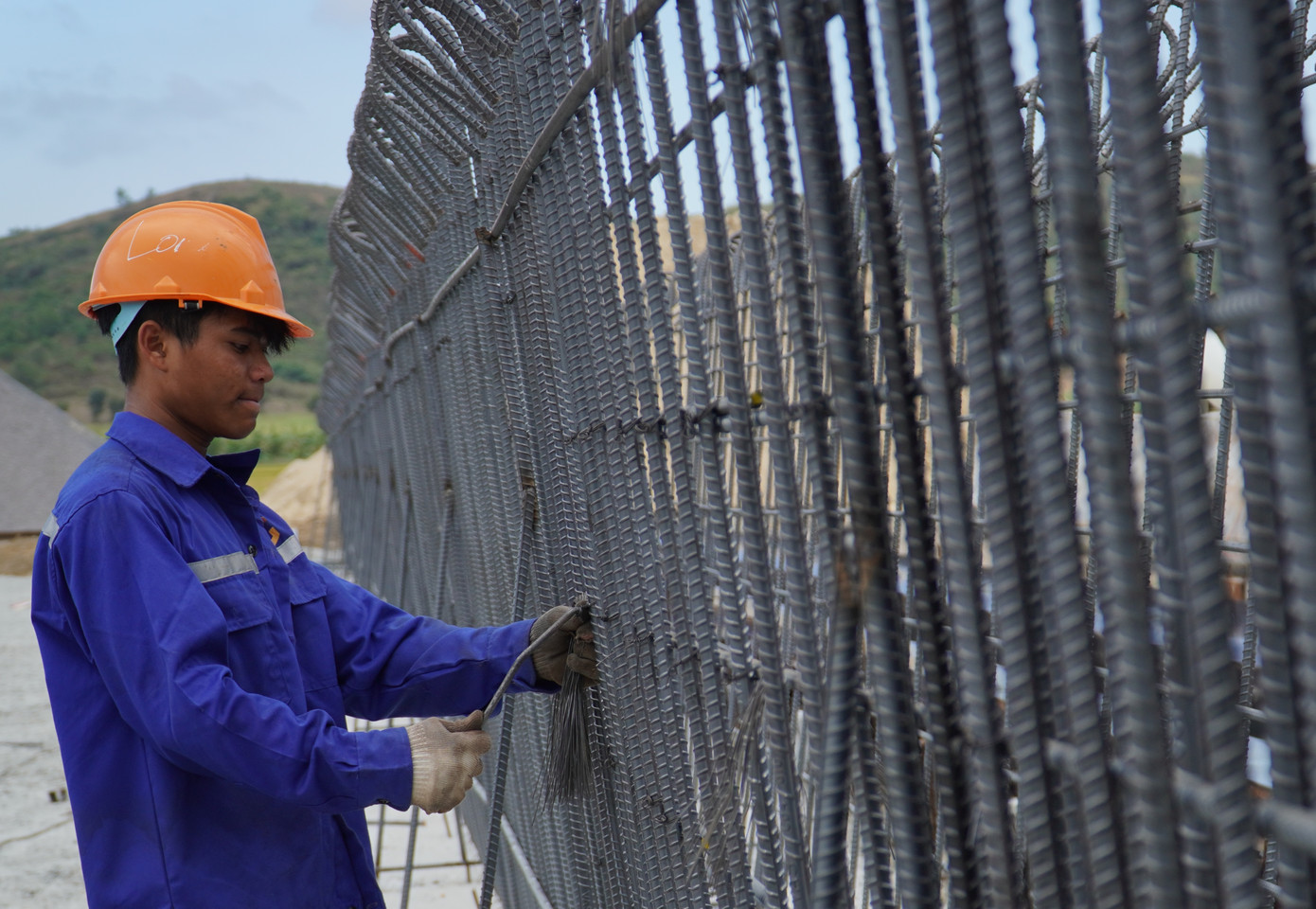 Công nhân thi công trên cao tốc Khánh Hòa - Buôn Ma Thuột.