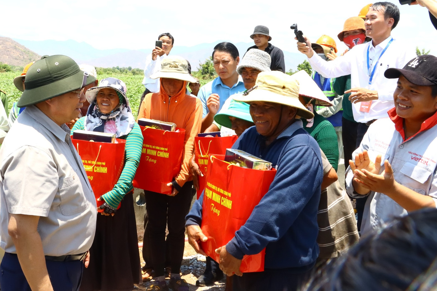 Thủ tướng Phạm Minh Chính đã khuyến khích bà con nông dân tiếp tục đổi mới theo hướng sản xuất lớn, liên kết theo mô hình hợp tác xã. Ảnh: Anh Tuấn Thủ tướng Phạm Minh Chính đã khuyến khích bà con nông dân tiếp tục đổi mới theo hướng sản xuất lớn, liên kết theo mô hình hợp tác xã. Ảnh: Anh Tuấn