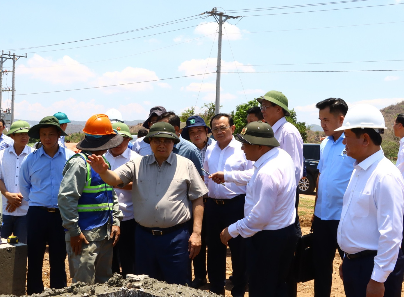 Thủ tướng kiểm tra hệ thống kênh tưới cấp 1 của hệ thống thủy lợi Tân Mỹ. Ảnh: Anh Tuấn. Thủ tướng kiểm tra hệ thống kênh tưới cấp 1 của hệ thống thủy lợi Tân Mỹ. Ảnh: Anh Tuấn.