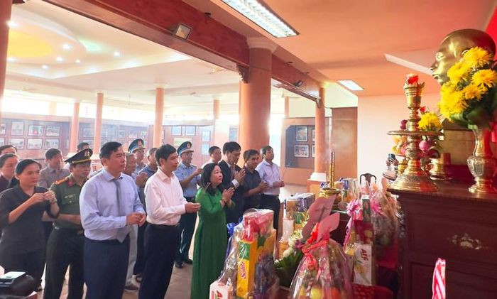 Lãnh đạo tỉnh Phú Yên dâng hương tưởng niệm đồng chí Trần Phú. Ảnh: TRẦN QƯỚI. Lãnh đạo tỉnh Phú Yên dâng hương tưởng niệm đồng chí Trần Phú. Ảnh: TRẦN QƯỚI.