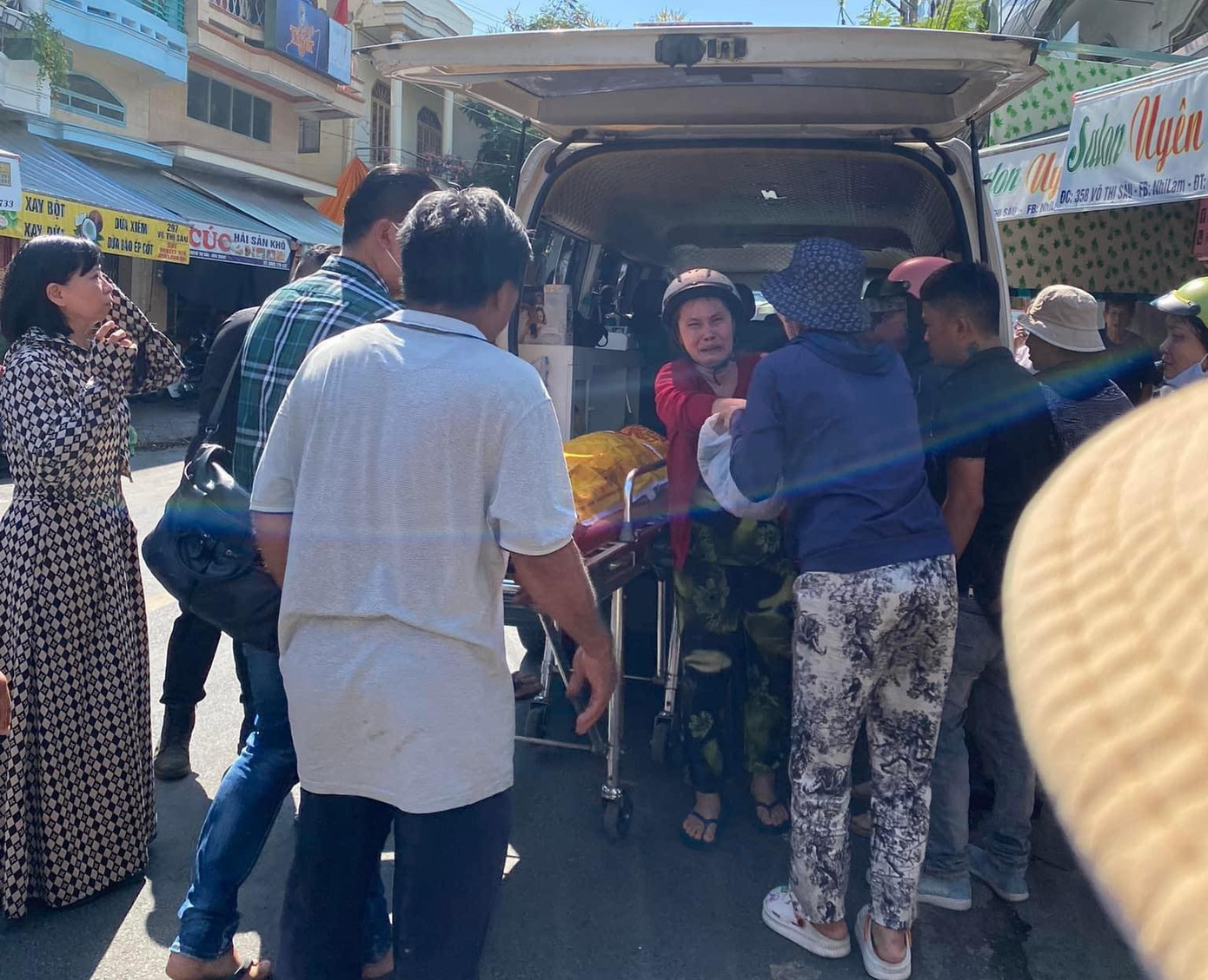 Người thân đưa thi thể em Đ.N.B.T về nhà lo hậu sự.