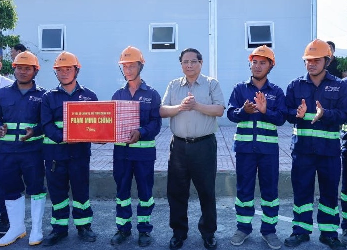 Thủ tướng tặng quà cho công nhân làm việc tại dự án cao tốc Cam Lâm - Vĩnh Hảo.
