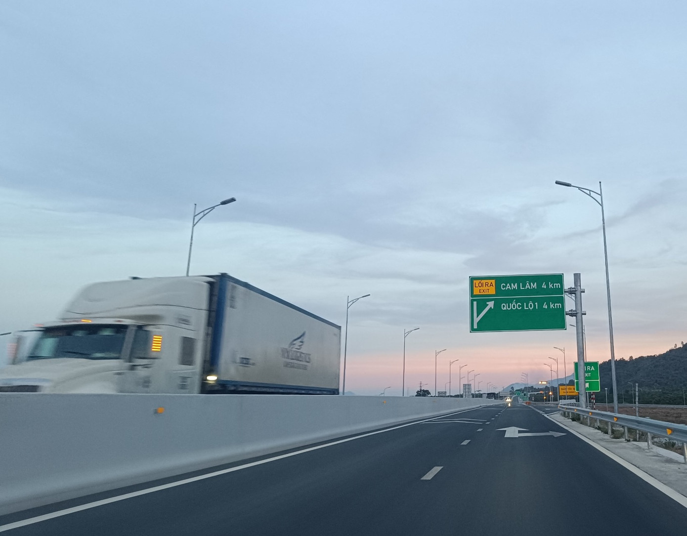 Nút giao từ cao tốc Nha Trang - Cam Lâm ra tuyến Quốc lộ 1 tại huyện Cam Lâm.