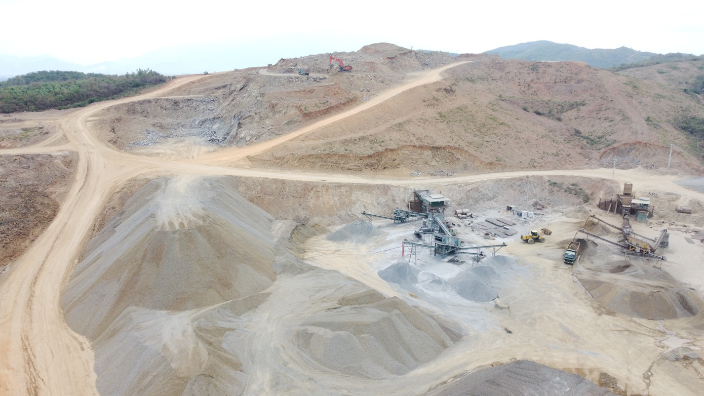 Các phương tiện máy móc thi công cao tốc Khánh Hòa - Buôn Ma Thuột.