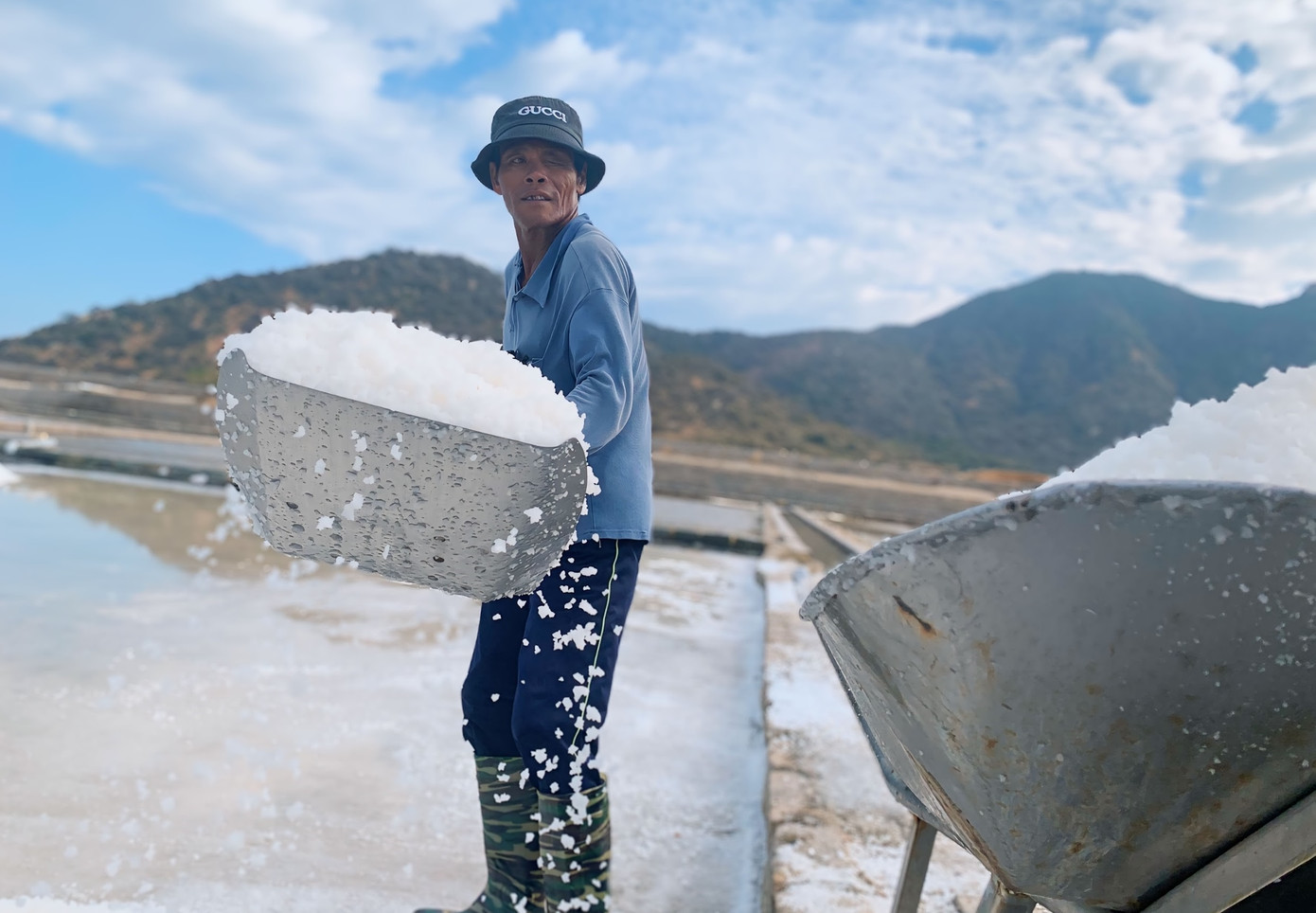 Ông Nguyễn Chánh (ở xã Tri Hải, huyện Ninh Hải) thu hoạch muối. Ông Nguyễn Chánh (ở xã Tri Hải, huyện Ninh Hải) thu hoạch muối.