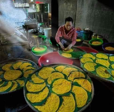 Người dân làng An Thổ làm món bún bắp truyền thống.