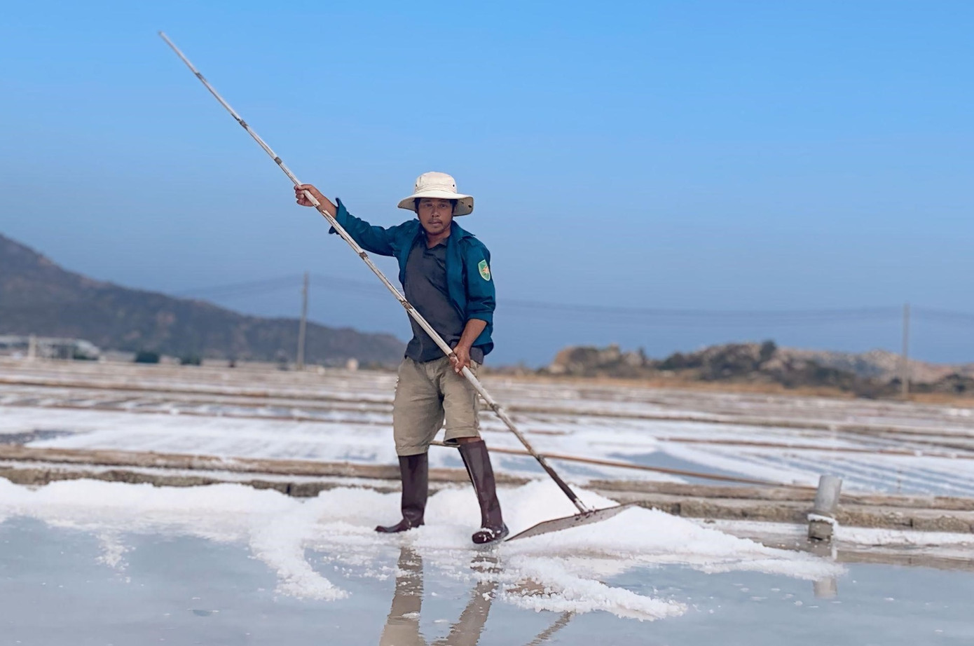 Anh Nguyễn Thanh Hải cào muối thành đống. Anh Nguyễn Thanh Hải cào muối thành đống.