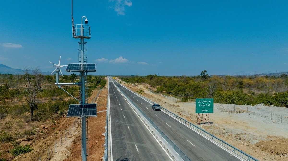 Cụm thiết bị ITS trên tuyến sử dụng năng lượng mặt trời trên cao tốc Cam Lâm - Vĩnh Hảo.
