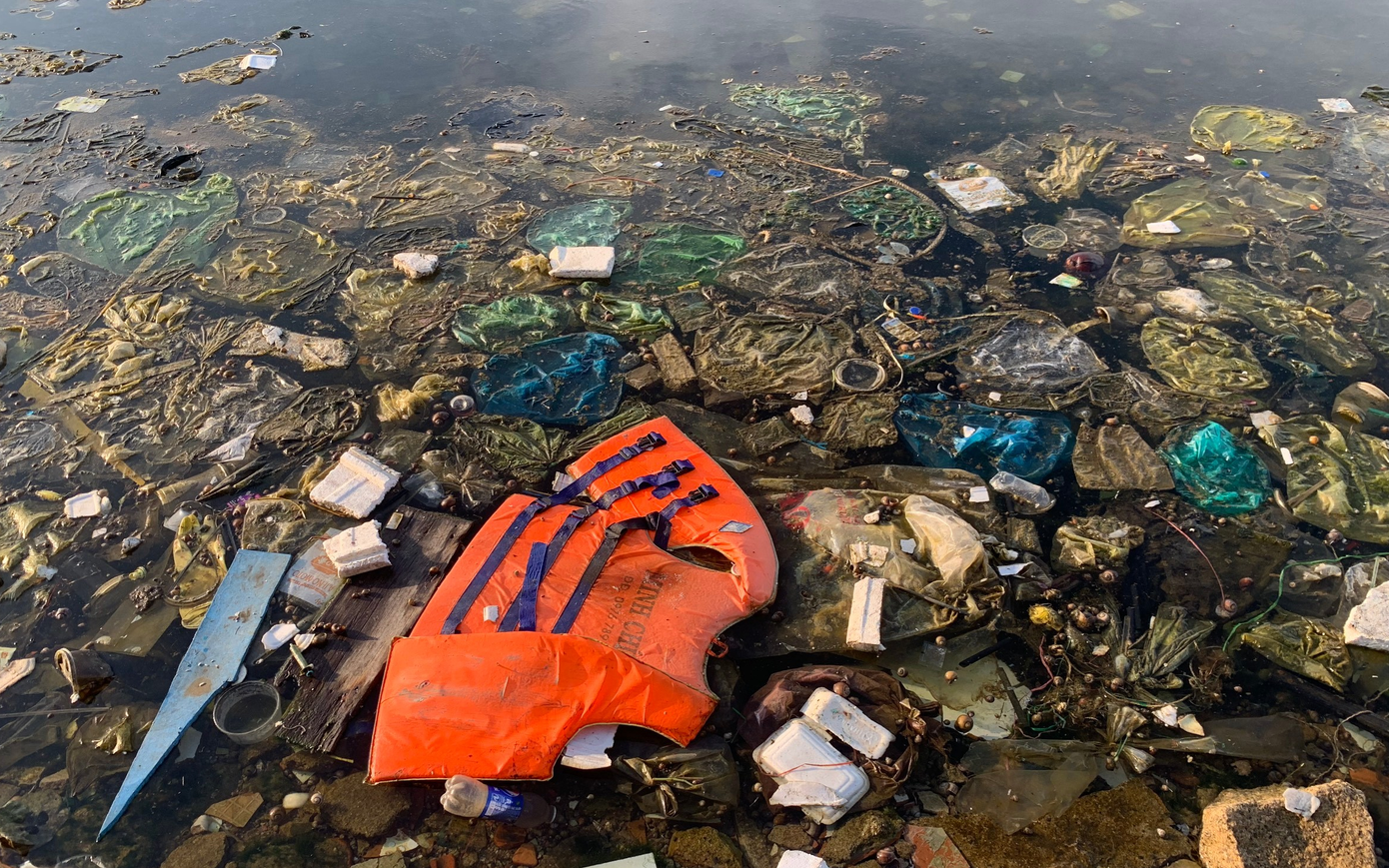 Rác thải từ ngoài biển trôi vào ven bờ đảo Bình Ba gây ô nhiễm nặng nề.