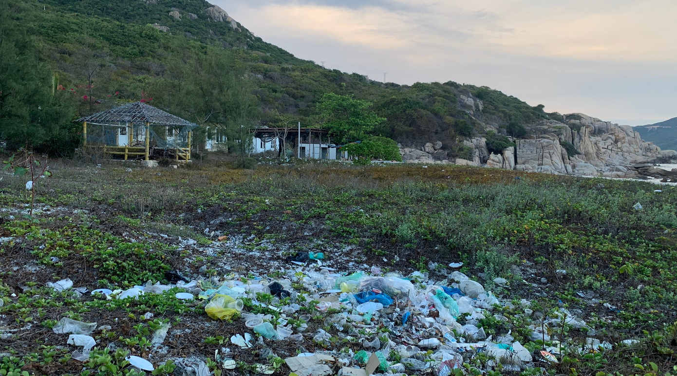 Tại bãi Chướng của đảo Bình Ba, sau những dịp vui chơi ăn uống của người dân đã để lại cho bãi tắm xinh đẹp này những hố rác chưa được xử lý.