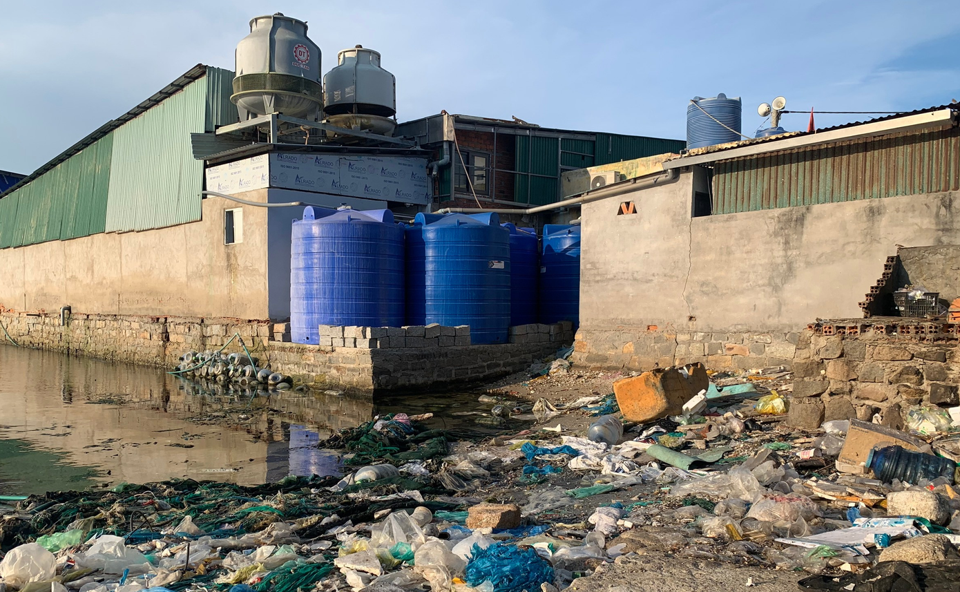 Xung quanh đảo Bình Ba nơi nào cũng thấy rác thải.