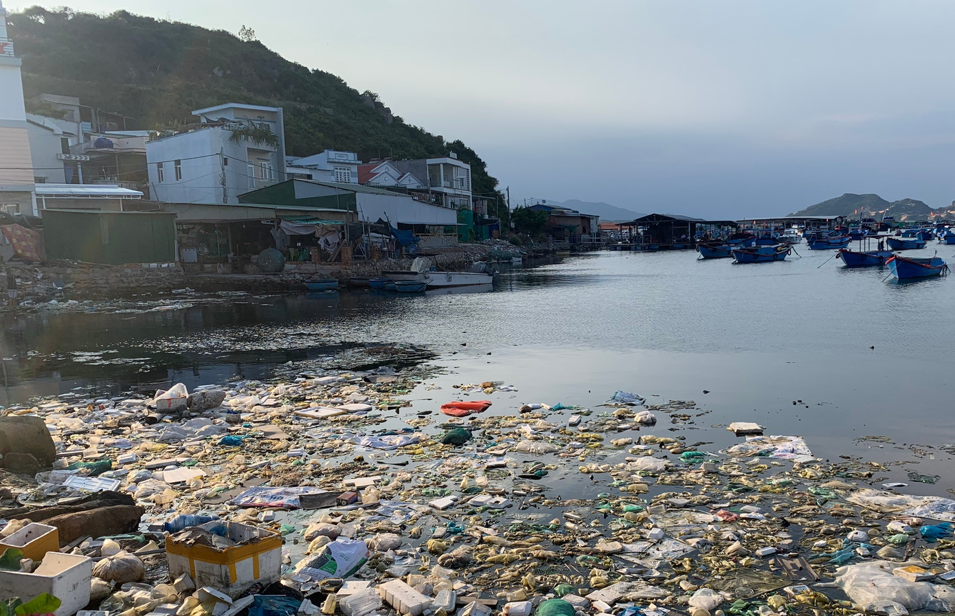 Rác thải tràn ngập trên mặt nước gần cầu cảng đảo Bình Ba.