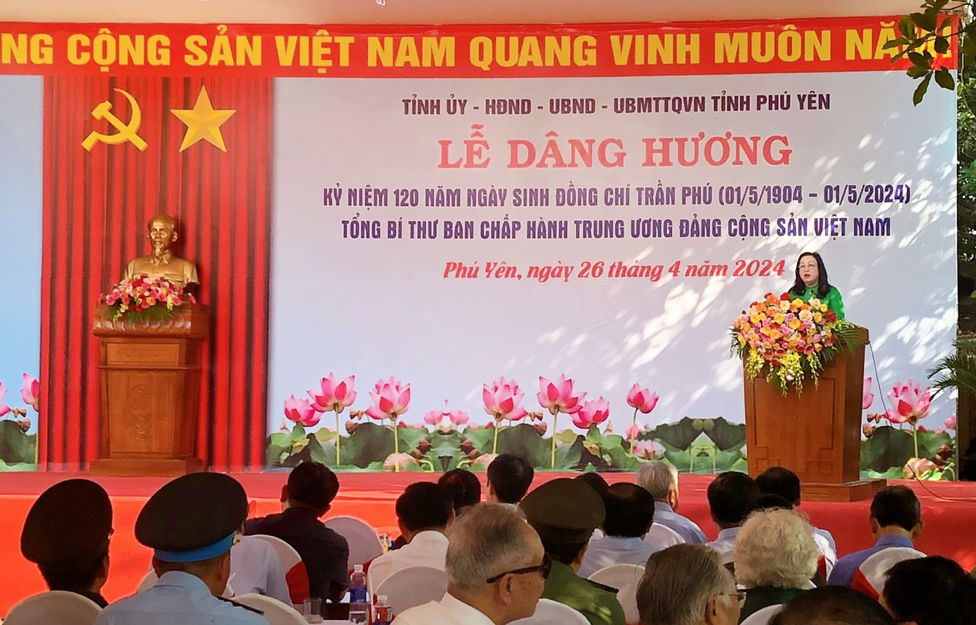 Bà Cao Thị Hòa An - Phó Bí thư Thường trực Tỉnh uỷ, Chủ tịch HĐND tỉnh Phú Yên - đọc diễn văn tại lễ dâng hương kỷ niệm 120 năm ngày sinh đồng chí Trần Phú. Ảnh: C.Hoan.