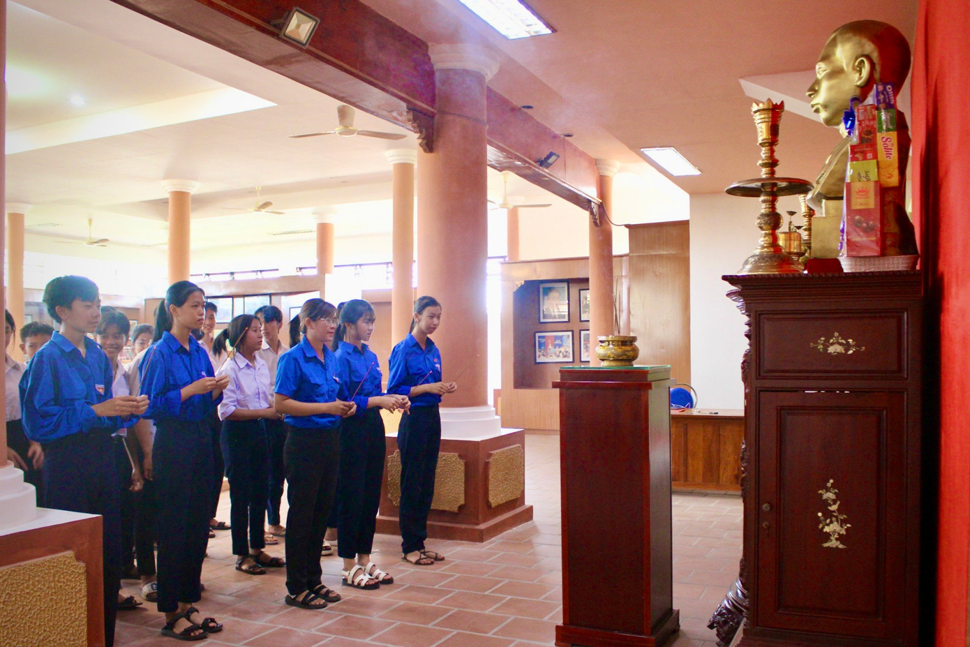 Các đoàn viên, thanh niên xã An Dân dâng hương tưởng niệm đồng chí Trần Phú. Các đoàn viên, thanh niên xã An Dân dâng hương tưởng niệm đồng chí Trần Phú.