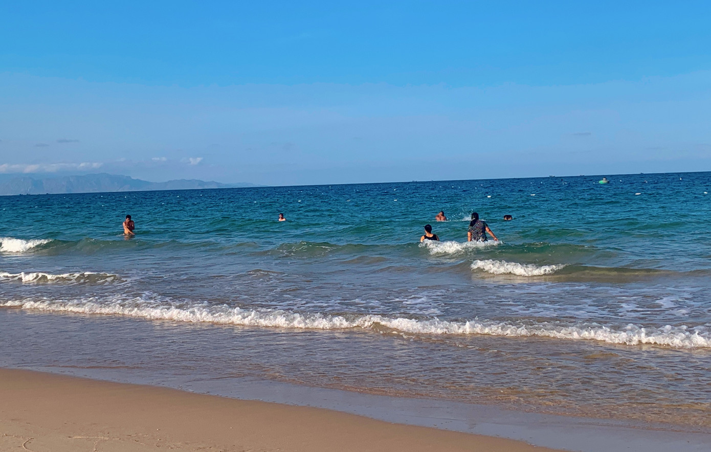 Tắm biển là niềm vui thích của người dân nơi đây khi chiều xuống. Tắm biển là niềm vui thích của người dân nơi đây khi chiều xuống.