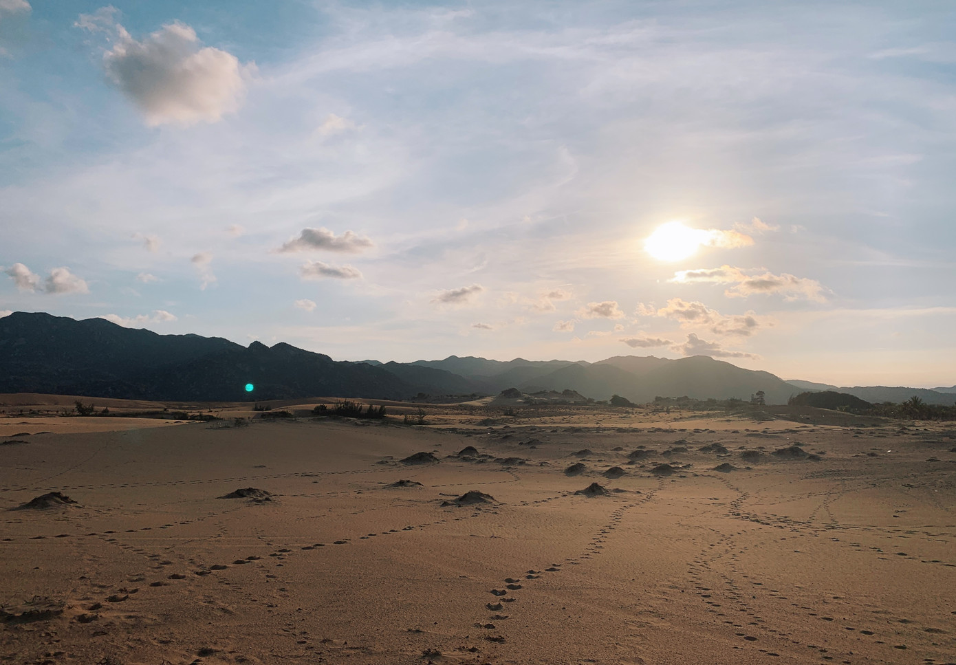 Làng chài này còn nổi tiếng với những đồi cát trải dài, nhấp nhô và uốn lượn. Đứng trên đồi cát, hướng tầm mắt xuống dưới chính là núi và biển. Đây chắc chắn chính là điểm check-in không thể bỏ qua. Làng chài này còn nổi tiếng với những đồi cát trải dài, nhấp nhô và uốn lượn. Đứng trên đồi cát, hướng tầm mắt xuống dưới chính là núi và biển. Đây chắc chắn chính là điểm check-in không thể bỏ qua.