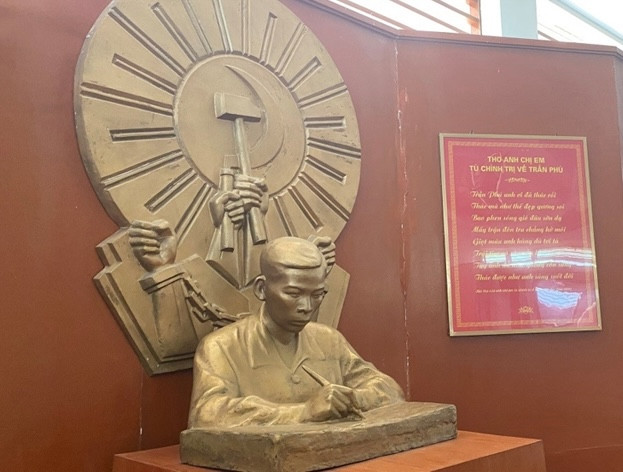 Tượng đồng chí Trần Phú tại nhà trưng bày Di tích Thành An Thổ. Ảnh CÔNG HOAN.